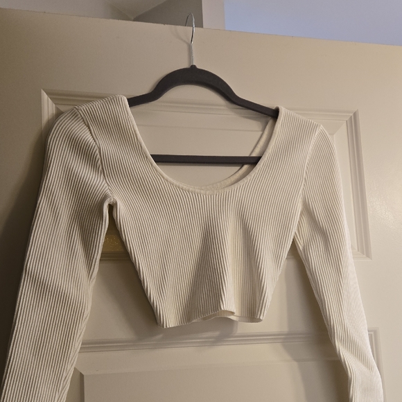 Babaton Tops - Babaton 🤍 🐻❄️ White Ribbed Crop Top XS Soooo Cute! 💞🍒✨